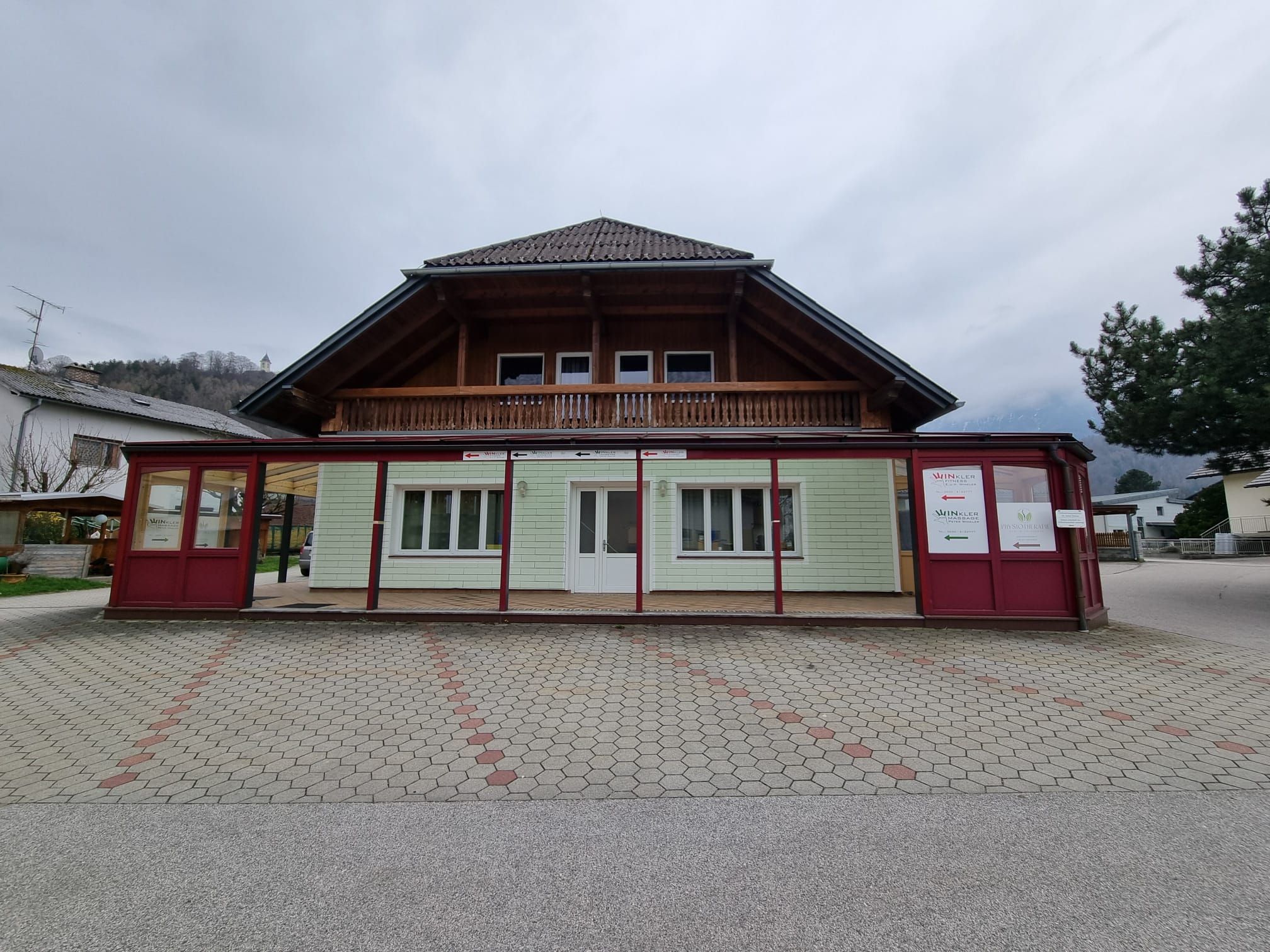 Parkplatzbereich der Praxis